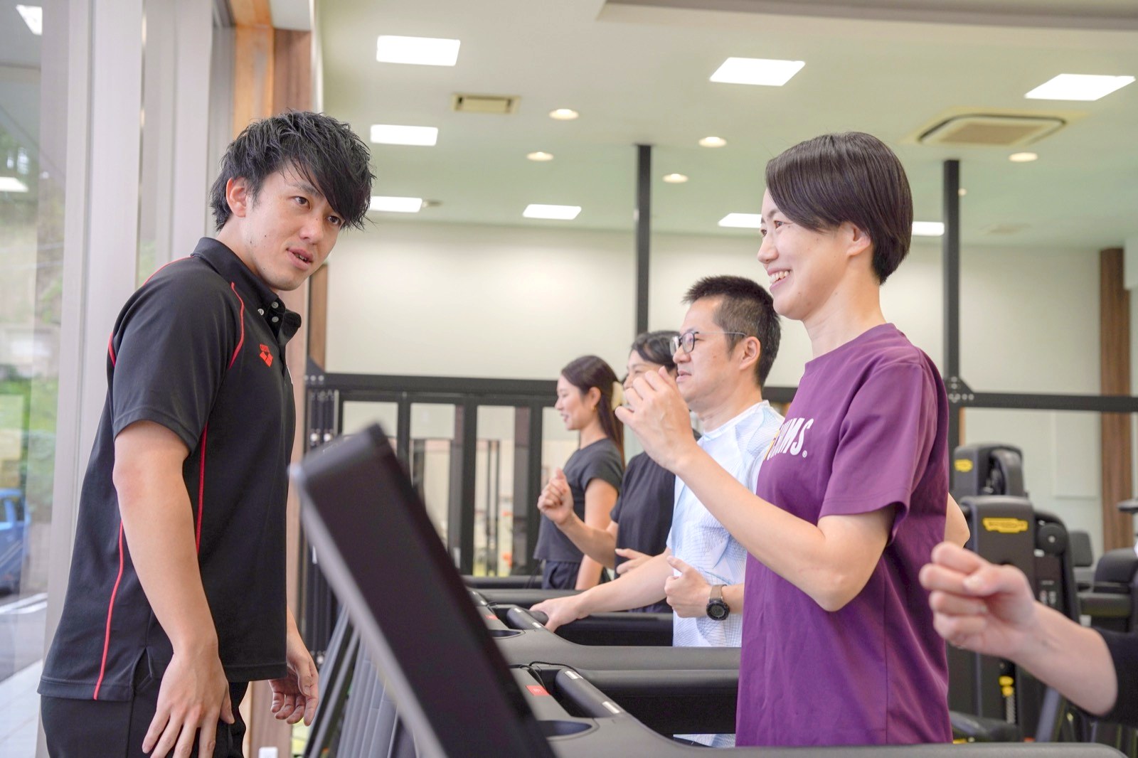 フィットネスエリアで運動をサポートする様子