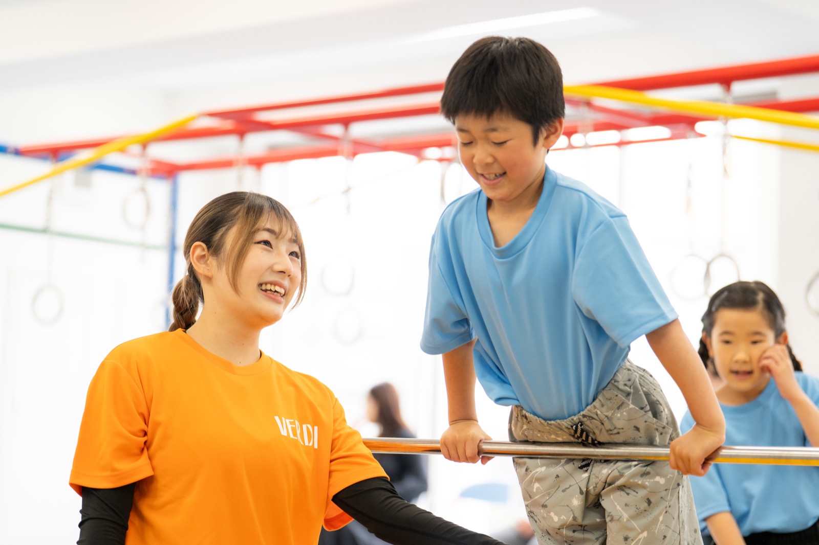 体操教室で子どもの運動を支える様子